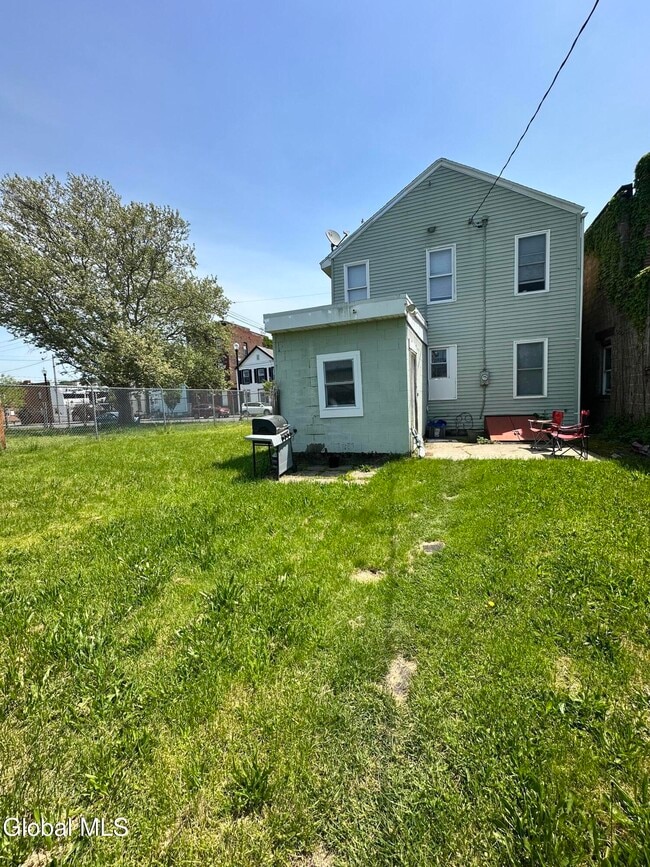 Building Photo - 363 1st St