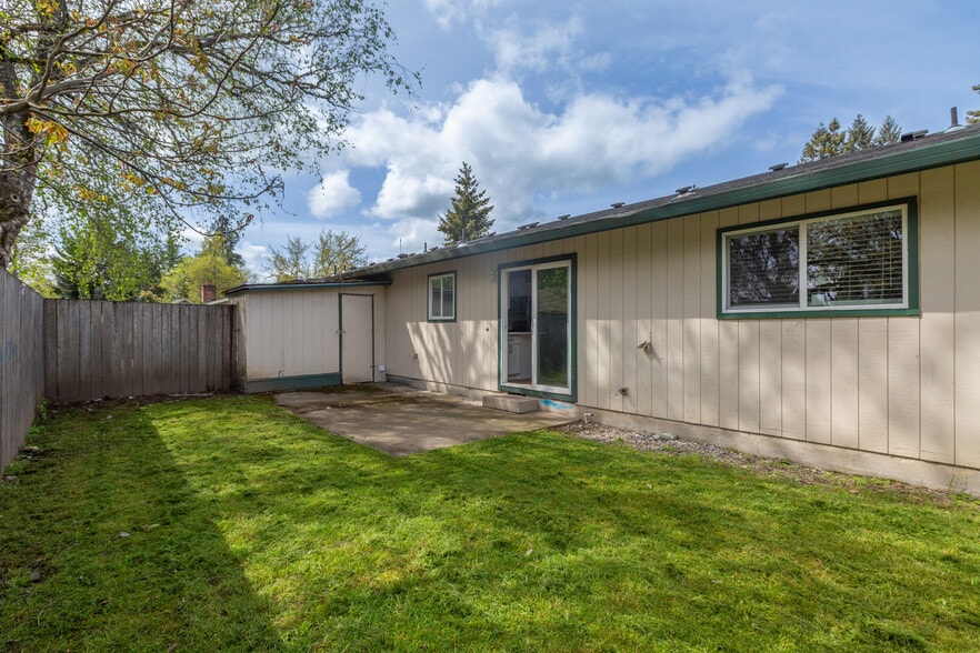 Building Photo - 110 SW Fleishauer Ln