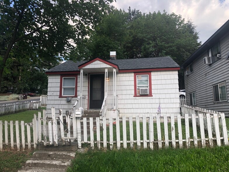 Building Photo - 555 SW State St