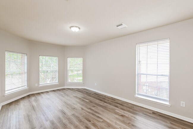 Building Photo - 2634 Vermillion Dr