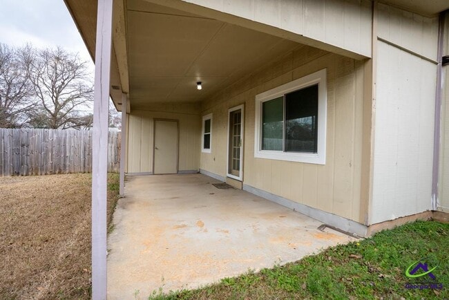 Building Photo - 420 Westcliff Cir