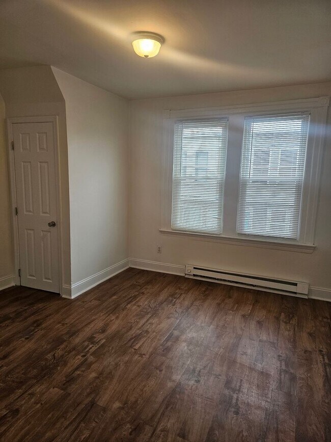 Building Photo - Well Priced Home - Elmwood Park