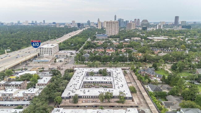 Building Photo - 355 N Post Oak Ln