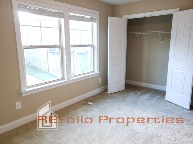 Building Photo - Lovely 3 Story 3 Bedroom 3.5 Bath 1 Car-Ga...