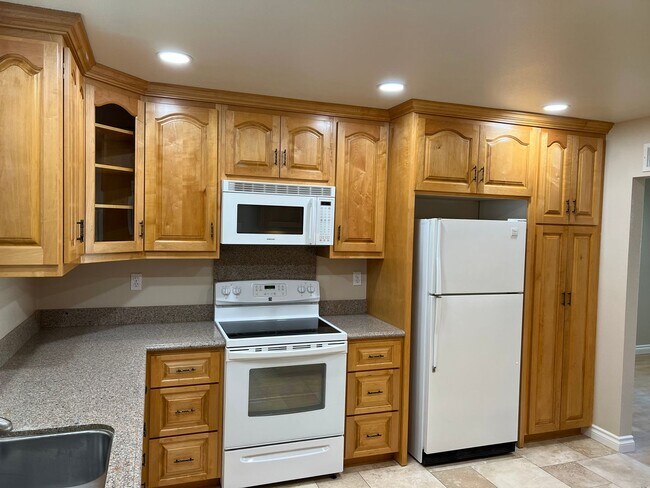 Building Photo - Leisure Village Home near the Rec Center now available