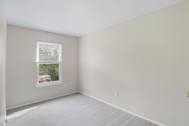 Building Photo - Recently Updated 3 Bedroom 1 Bath in Newar...