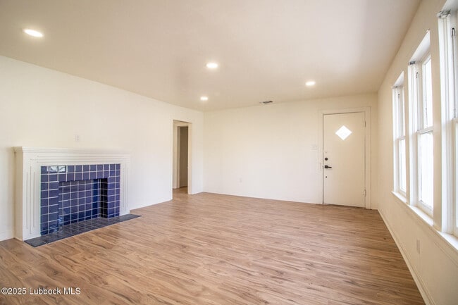 Building Photo - 2123 26th St
