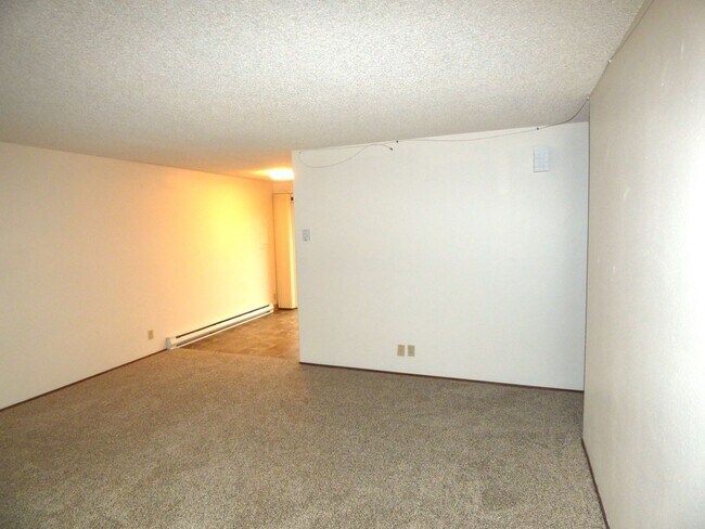 Building Photo - Rent Special: 1/2 Off June's Rent!! 2-bedroom Single Level Apartment