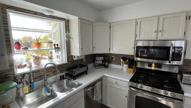 Building Photo - 1025 Sparta Dr