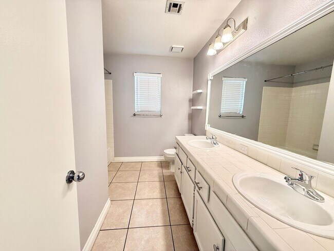 Building Photo - Amazing Peccole Ranch Home 4 beds & Pool