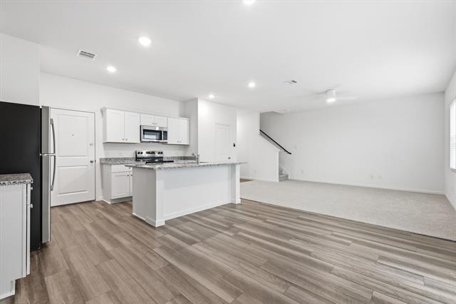 Building Photo - 2106 Mdw Pk Dr