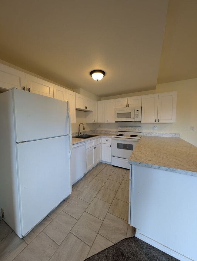 Building Photo - Ianev