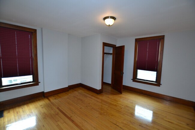 Building Photo - Beautiful woodwork in this incredible Clin...