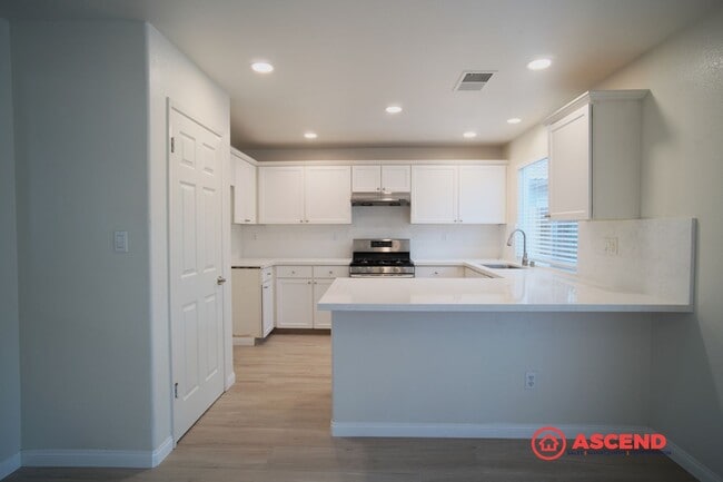 Building Photo - Move-in Ready 2 Story Home in Desirable Neighborhood!