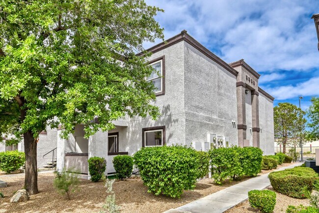 Building Photo - 1 Bedroom 2nd Floor Unit With Balcony!