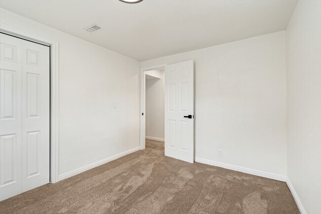 Building Photo - 5643 4015 W