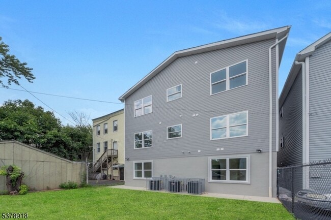 Building Photo - 320 Hawthorne Ave