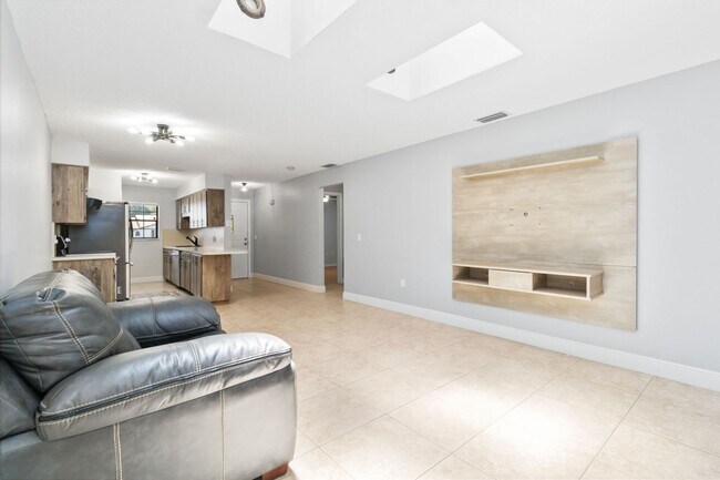 Building Photo - Beautiful Modern 2/1 Townhome in St. Cloud's Pine Lake Villas