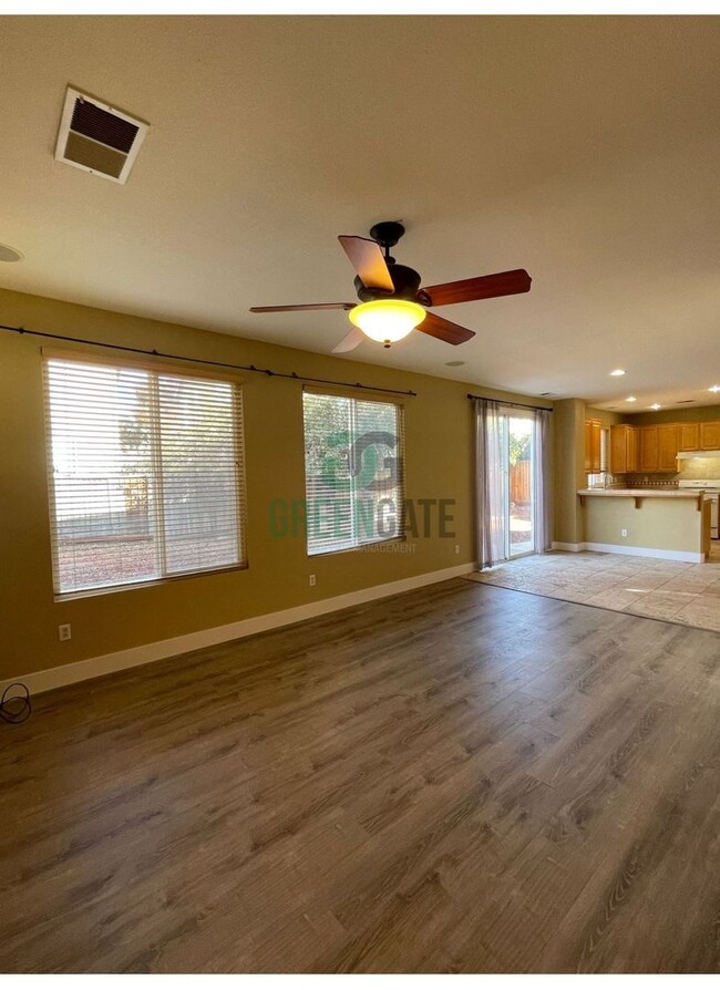 Building Photo - Price Reduced-545 Centre Ct Tracy Ready fo...