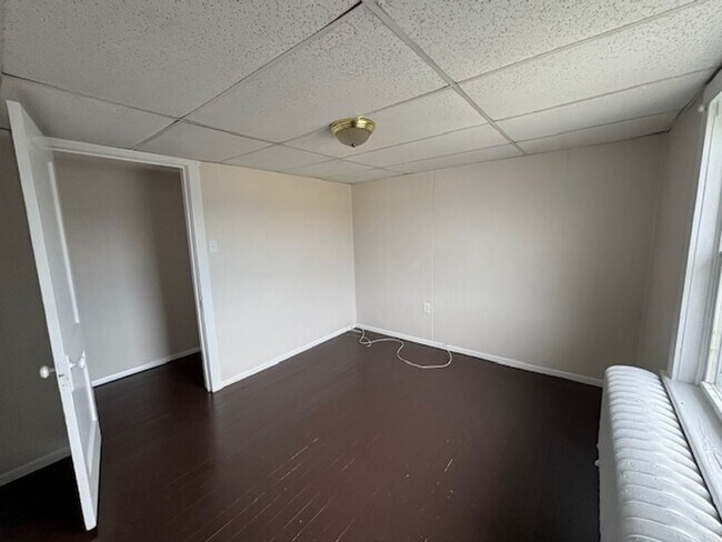 Building Photo - Aguilar - 660-R660- Russell Avenue