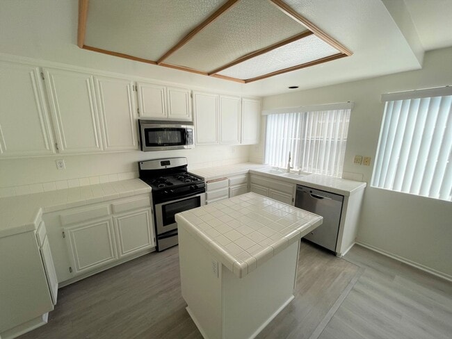 Building Photo - Desirable Cape Weston Condo