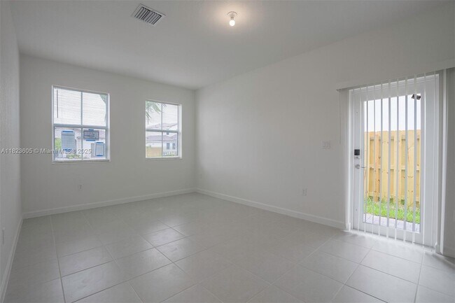 Building Photo - 2351 SE 27th Dr