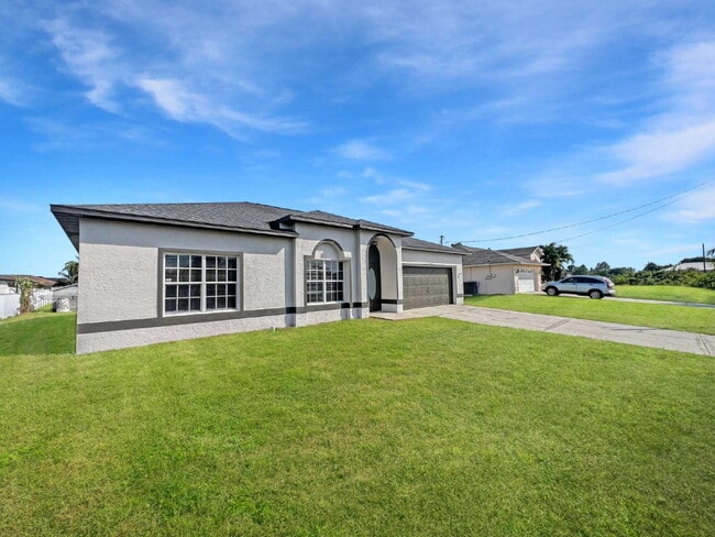 Building Photo - 906 Alfreda Ave