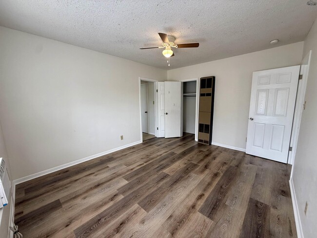 Building Photo - 611 1/2 Sunset Dr