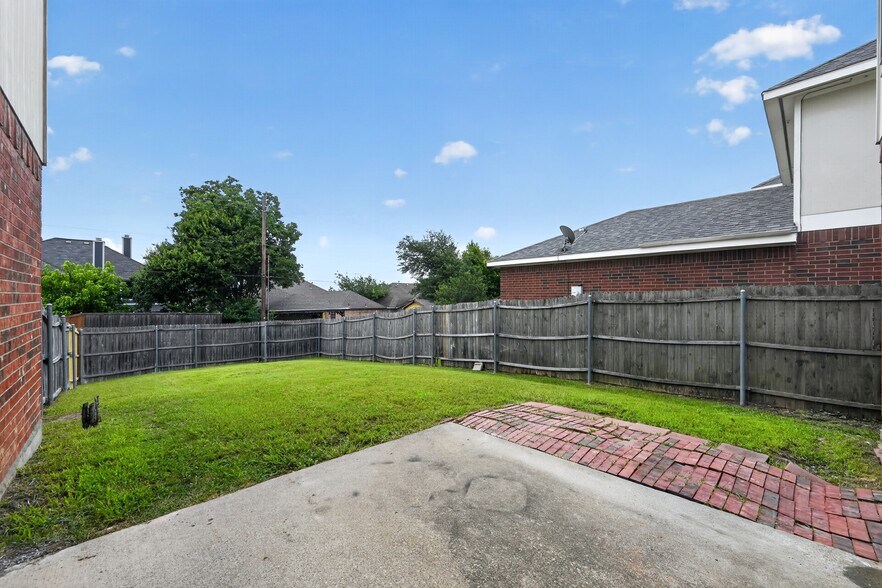 Building Photo - 2125 Elm Falls Pl