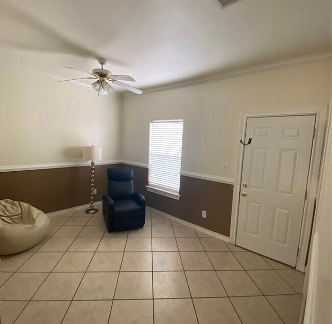 Building Photo - 1000 Ranchway Dr