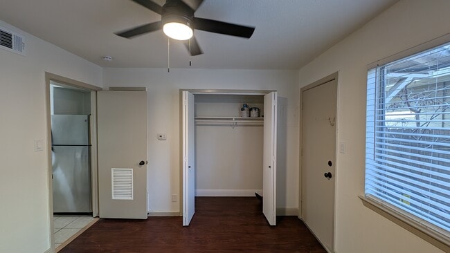 Building Photo - 1010 W 23rd St