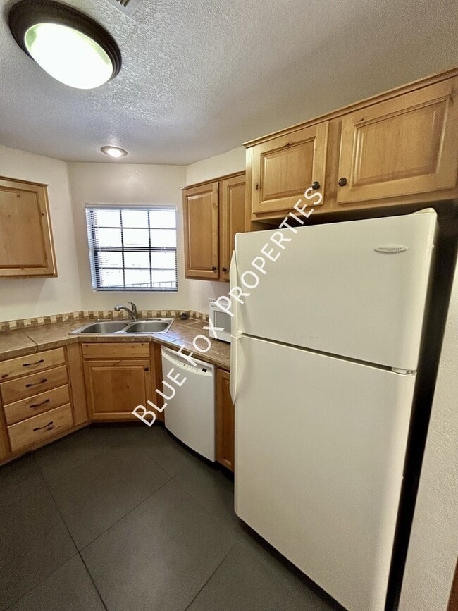 Building Photo - 6490 N Tierra De Las Catalinas