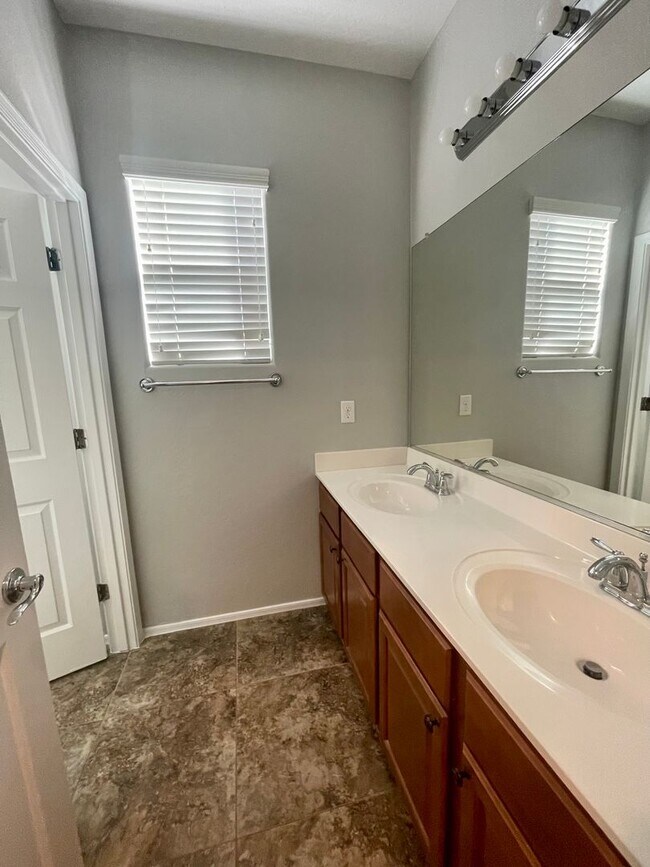 Building Photo - GREAT LOCATION!  Fabulous move-in ready 5 bed /3 bath home in south Tempe