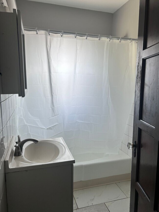 Building Photo - For Rent – 2 Bedroom | 1 Bathroom Aurora, IL 60505