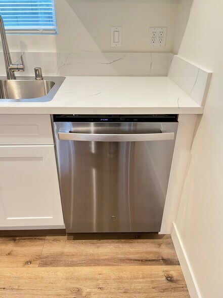 Building Photo - 9938 Lull St