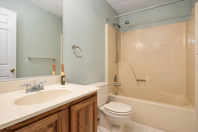 Building Photo - Charming Colonial in Elmhurst Station