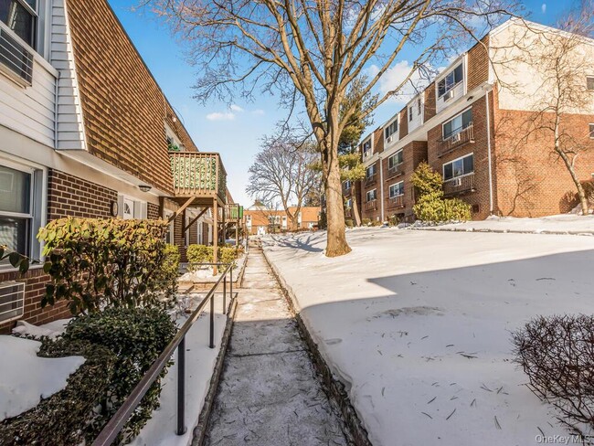 Building Photo - 380 N Broadway