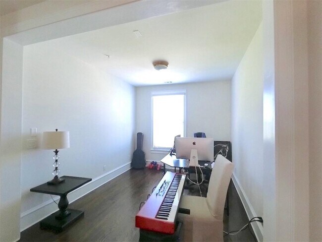 Building Photo - 871 3rd St