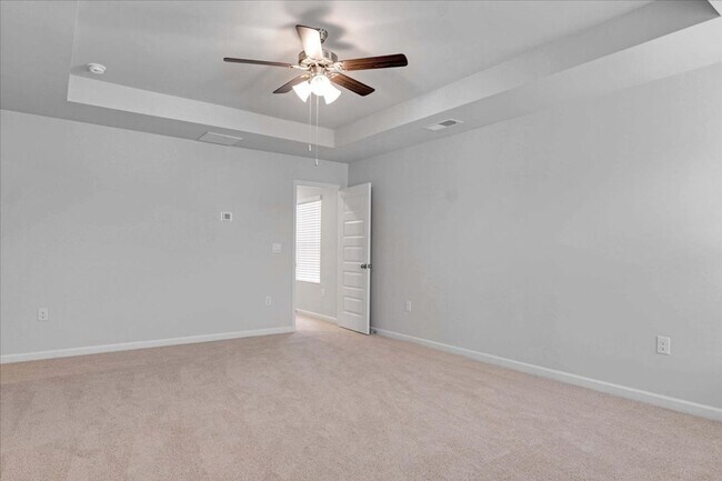 Building Photo - MOVE IN READY