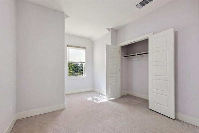 Building Photo - 6000 Baythorne Dr