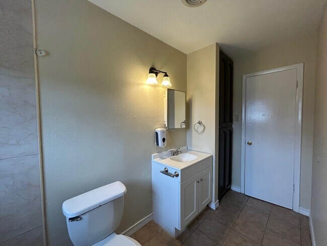 Building Photo - 1006 Laurel Dr