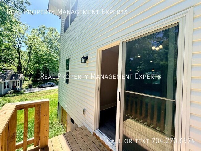 Building Photo - 412 N Scruggs St