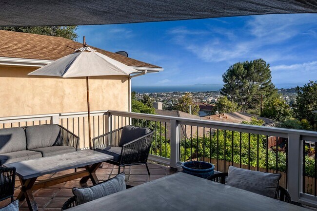 Building Photo - Beautiful 4 Bedroom 3 Bath Lower Riviera C...