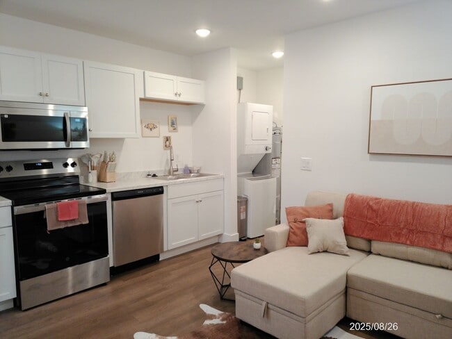 Building Photo - Luxury Brand-New ADU – Fully Furnished wit...