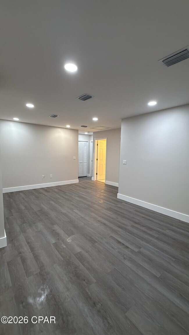 Building Photo - 801 E 12th St