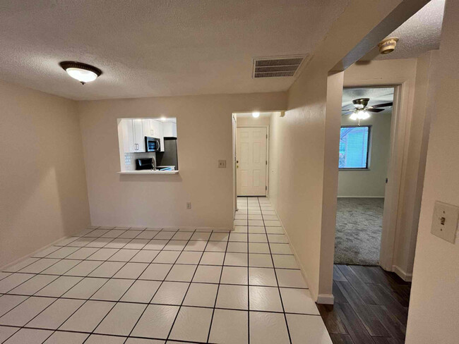 Building Photo - 202 Corkwood Ln