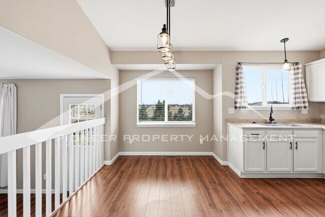 Building Photo - Spacious Home with Central AC and Washer/Dryer