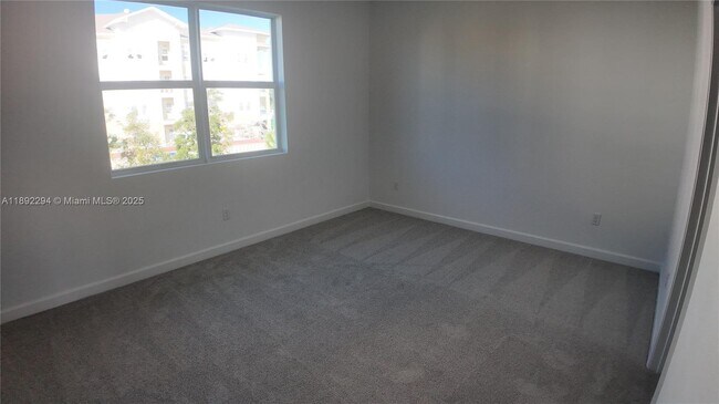 Building Photo - 830 SE grovebush Ln