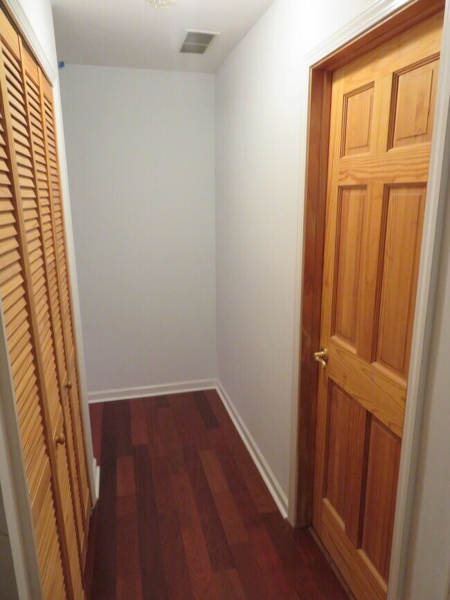 Building Photo - 457 N Cambridge Dr