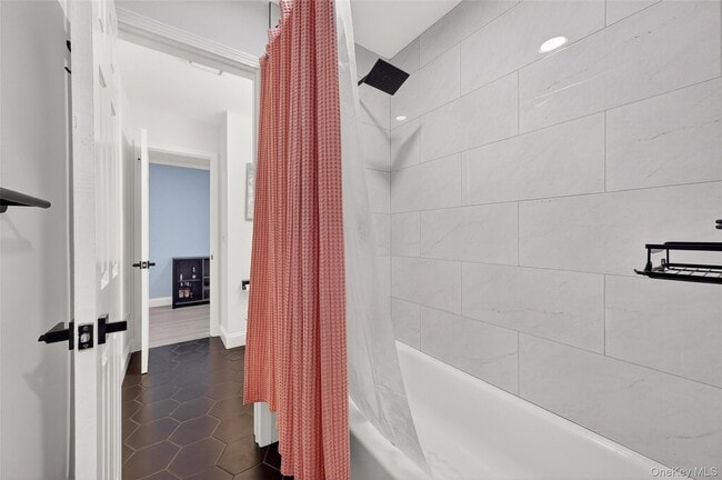 Building Photo - 201 Tamarack Ln